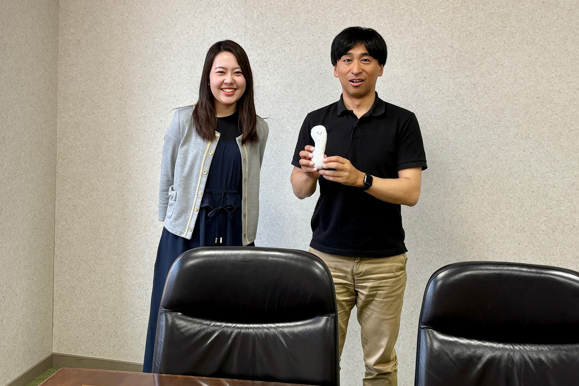 michimichi公式キャラクター・ミチミチくんのぬいぐるみを持つ株式会社FUJI・菅野さんと、michimichi編集部・A.Tの画像
